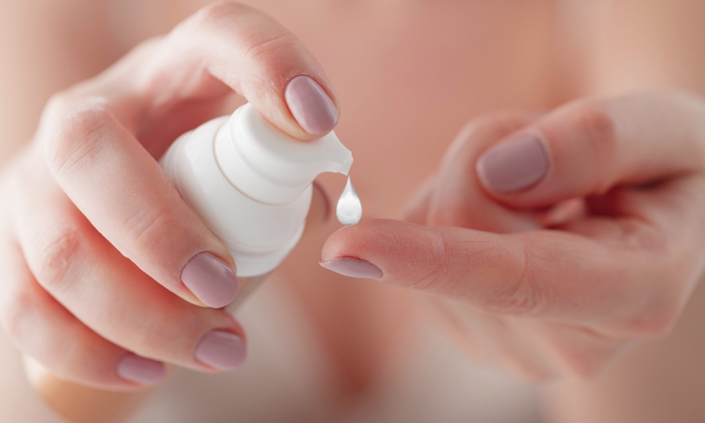 Retinol se nanosi uveče na čistu i suvu kožu, uz obaveznu dnevnu upotrebu kreme sa SPF zaštitom